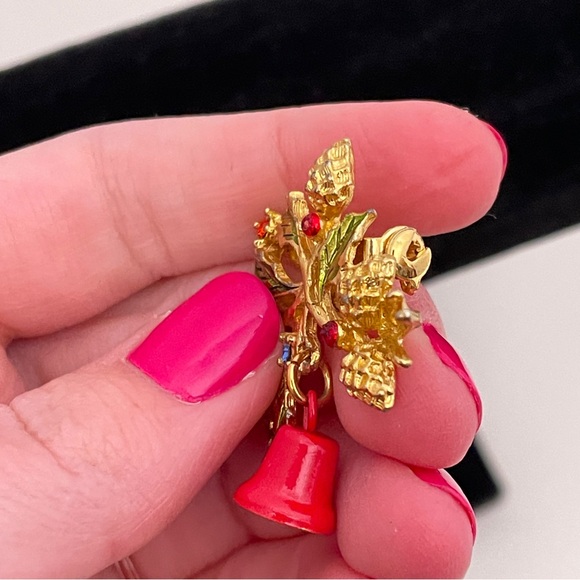 Vintage Christmas Winter Holiday Festive Gifting Jingle Bell Wreath Pin / Brooch - Picture 7 of 10